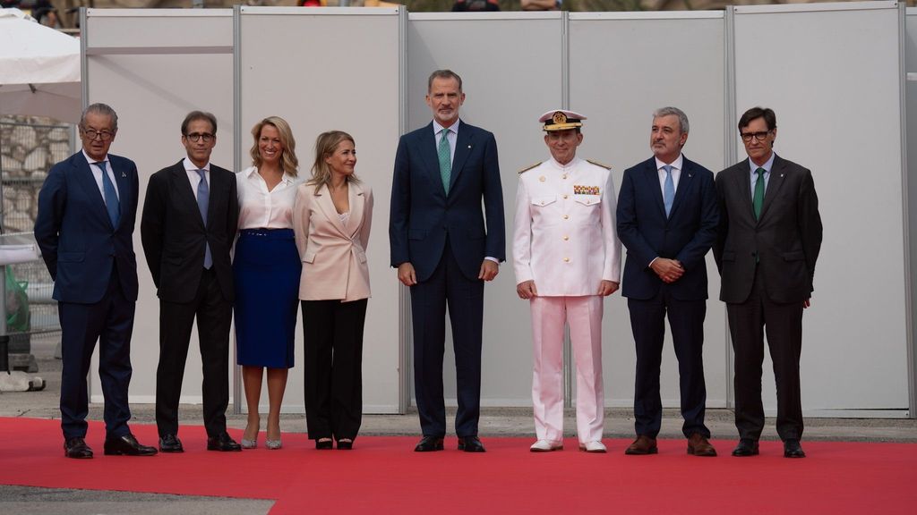 El Rey Felipe VI acompañado de Raquel Sánchez, Maria Eugènia Gay, Isidre Gavín, Mercè Rius y Jaume Collboni