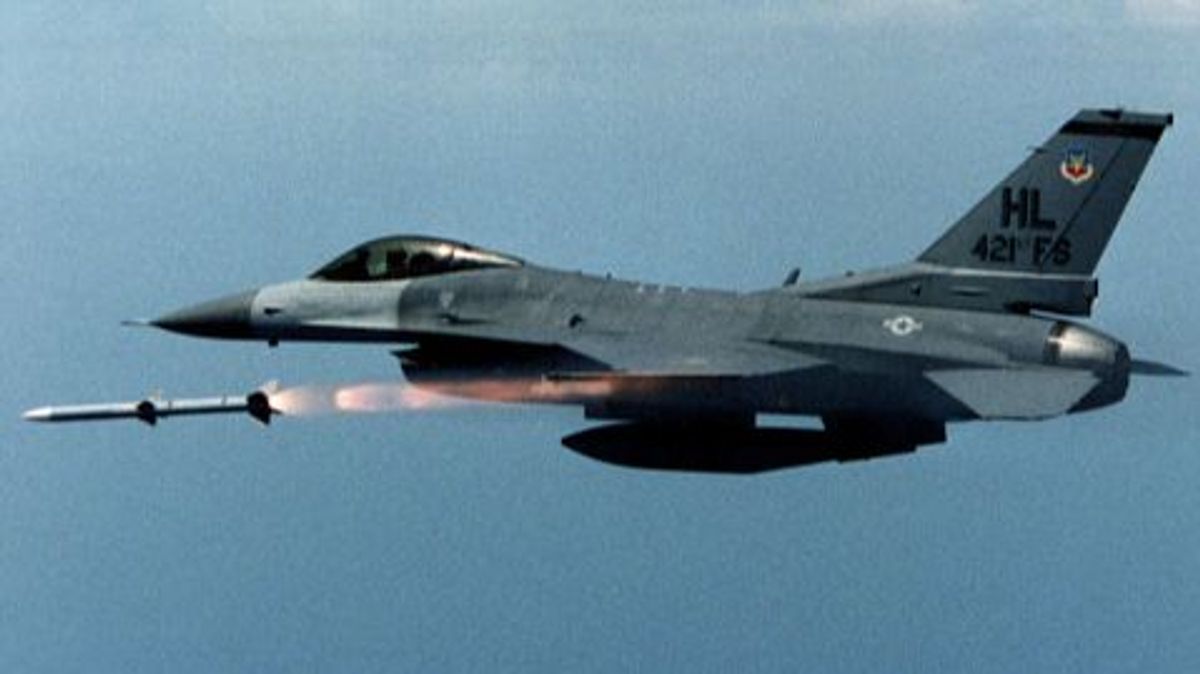 F-16 lanzando un cohete AMRAAM