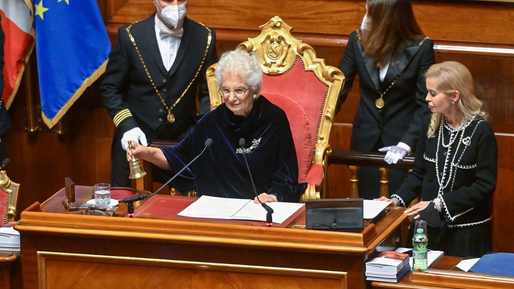 La ovación a Liliana Segre, superviviente de Auschwitz y presidenta del Senado italiano por un día