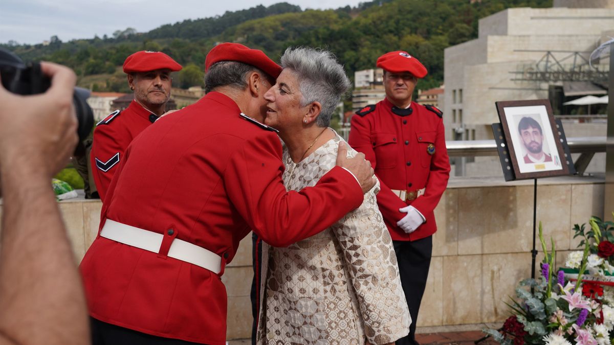 La viuda de Txema Aguirre recibe una medalla a título póstumo por su "sacrificio y entrega" La viuda de Txema Aguirre recibe una medalla a título póstumo por su "sacrificio y entrega"