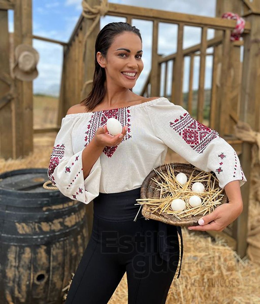 Lara con camisa de Zara, vaqueros de Colcci y botas Clooui.