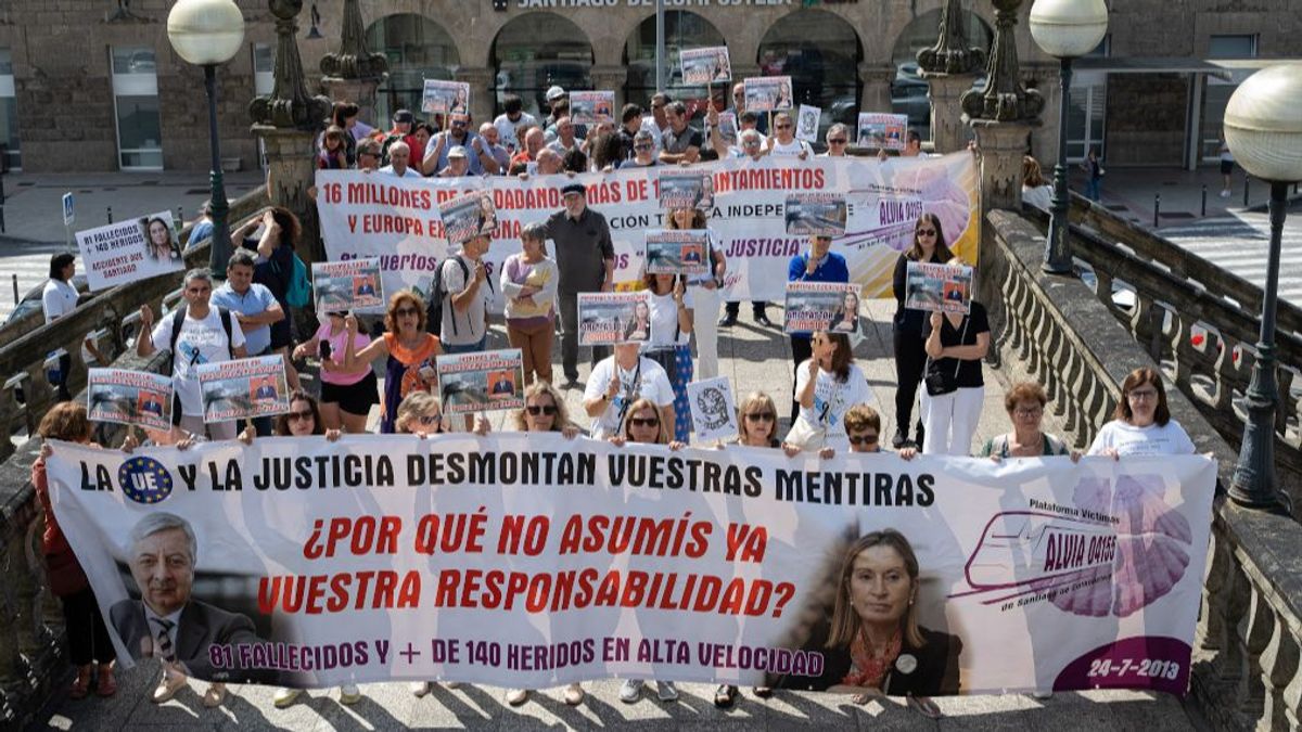 Víctimas del accidente del tren Alvia en una manifestación en Santiago de Compostela. Víctimas del accidente del tren Alvia en una manifestación en Santiago de Compostela.