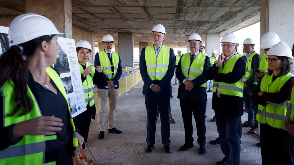 Visita de Puig, Ribó y otras autoridades al barrio La Torre en Valencia