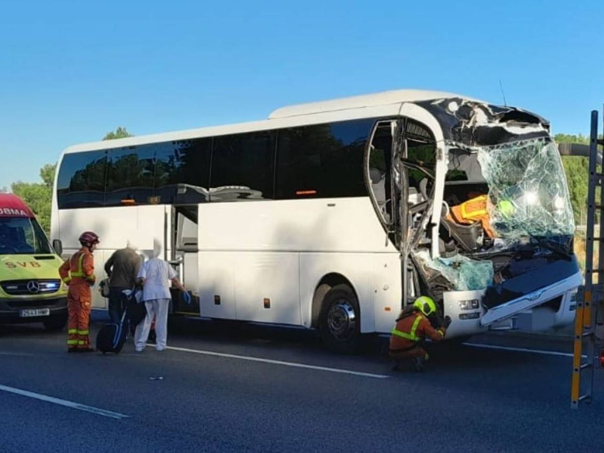 Comorama técnico tirano Accidente en la A-7: 16 heridos al chocar un camión y un autobús - NIUS