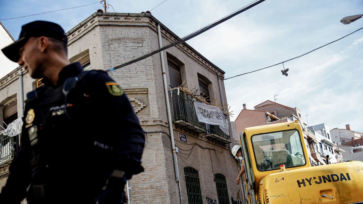 Agente de Policía en el desalojo de un edificio en Madrid