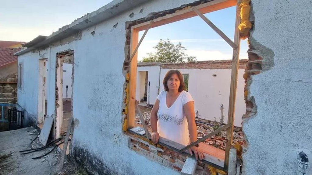 Ana María asomada a los escombros de su casa