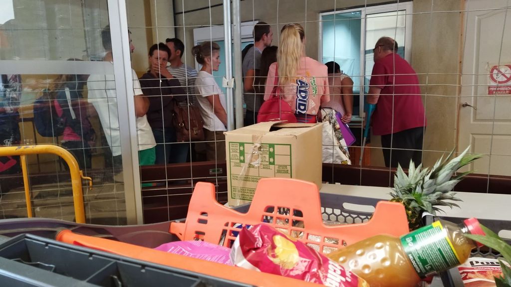 Cola para presentar la solicitud de inscripción al Banco de Alimentos