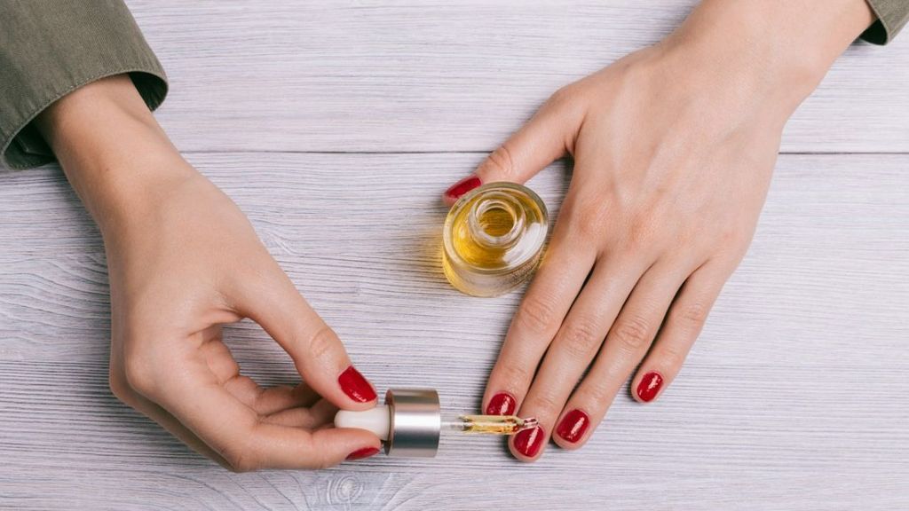 Cuidar las uñas con productos específicos.