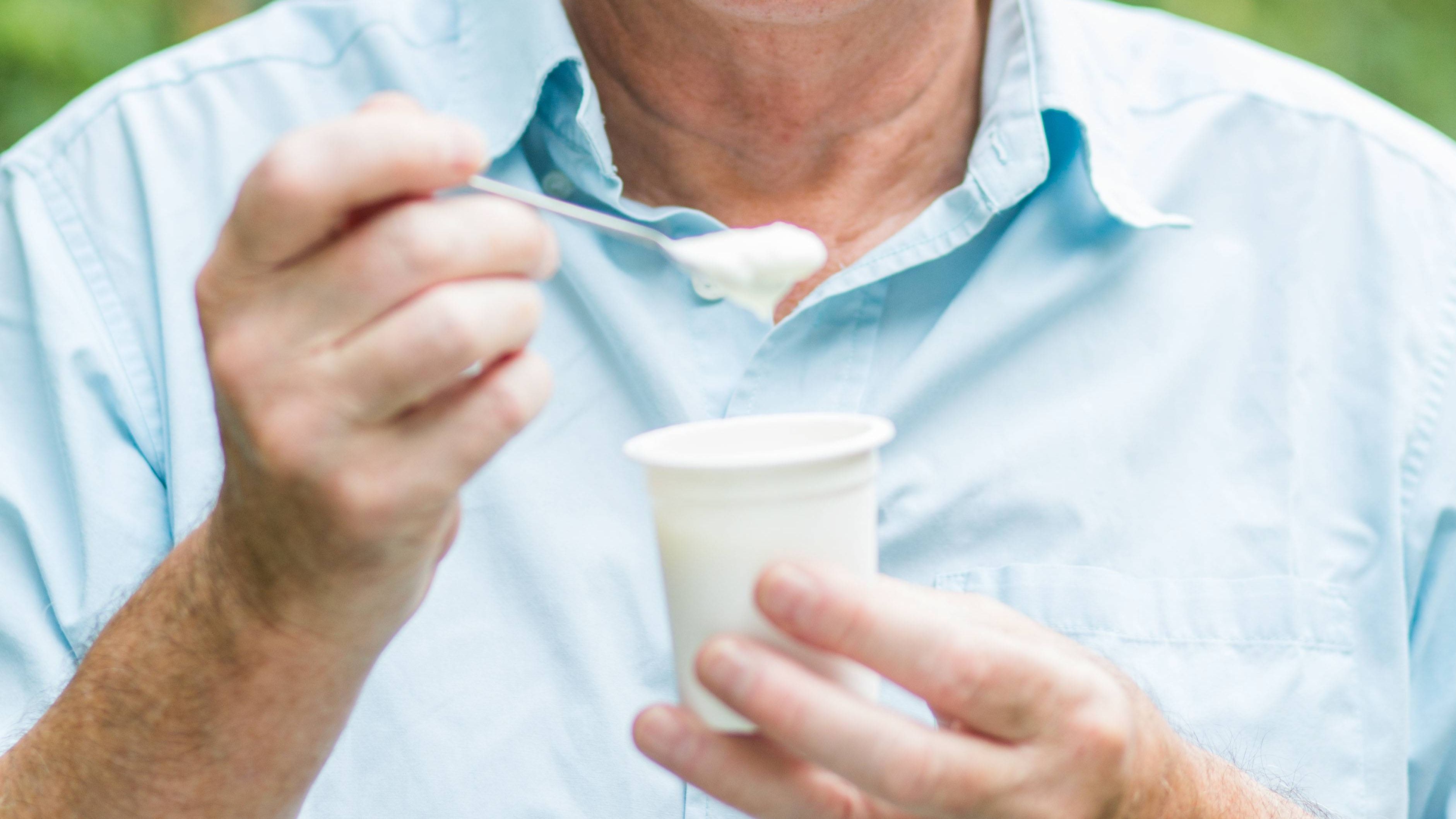 Por qué no debes tirar el líquido del yogur