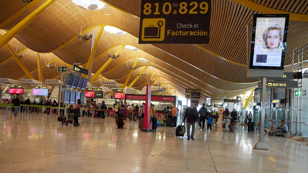 EuropaPress 4746458 pasajeros zona facturacion terminal aeropuerto dia inaugura nueva terminal