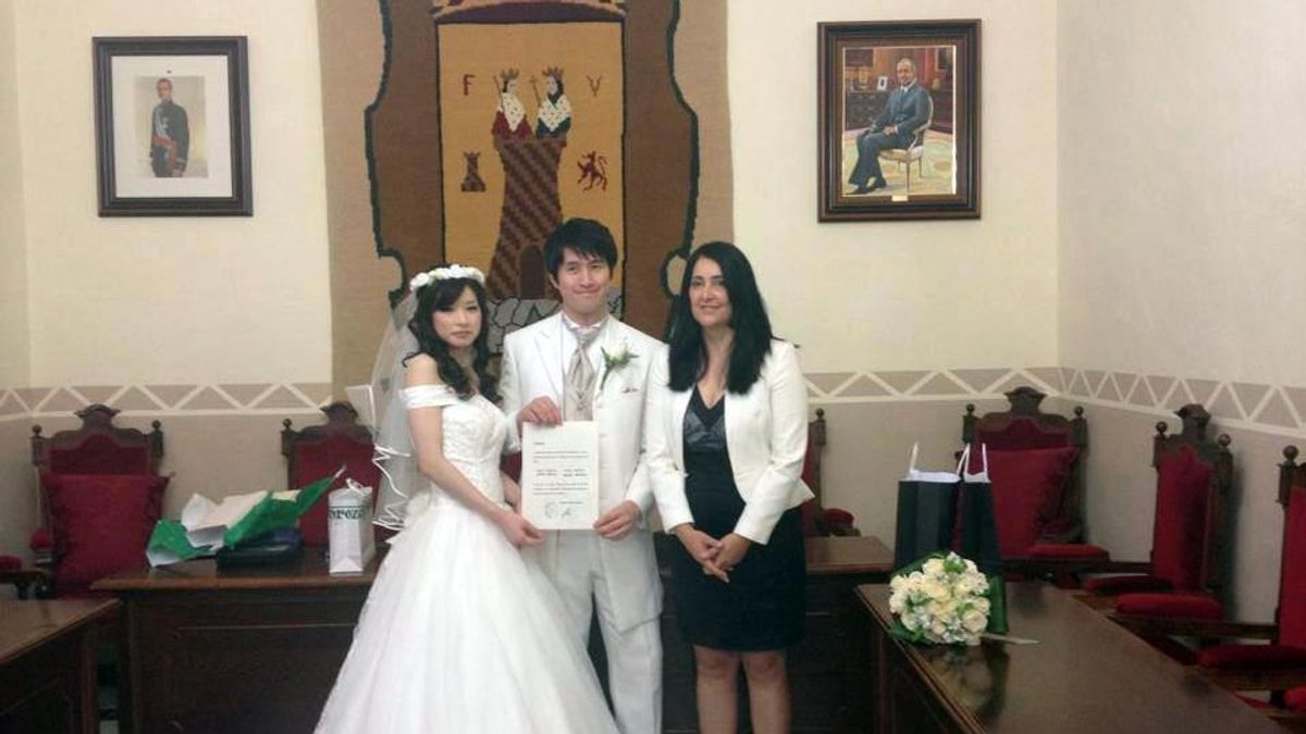 Imagen de unos novios japoneses recién casados junto a la alcaldesa de Montefrío