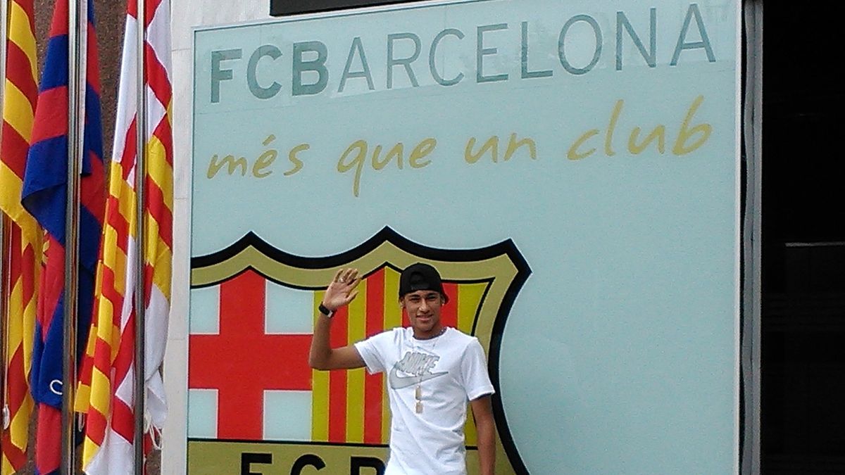 Neymar cuando fichó por el FC Barcelona