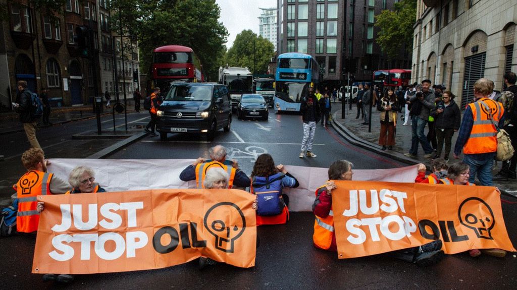 Dos activistas lanzan dos botes de tomate a 'Los Girasoles' de Vincent Van Gogh en la National Gallery
