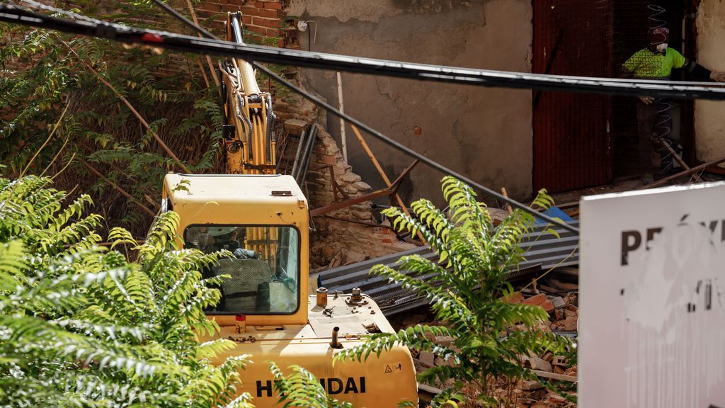 Retroexcavadora en la demolición del edificio okupado