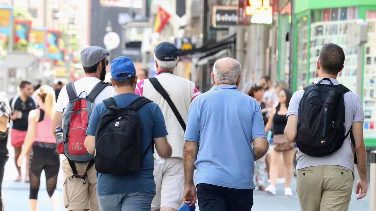 Un grupo de hombres de diferentes edades pasea por Madrid