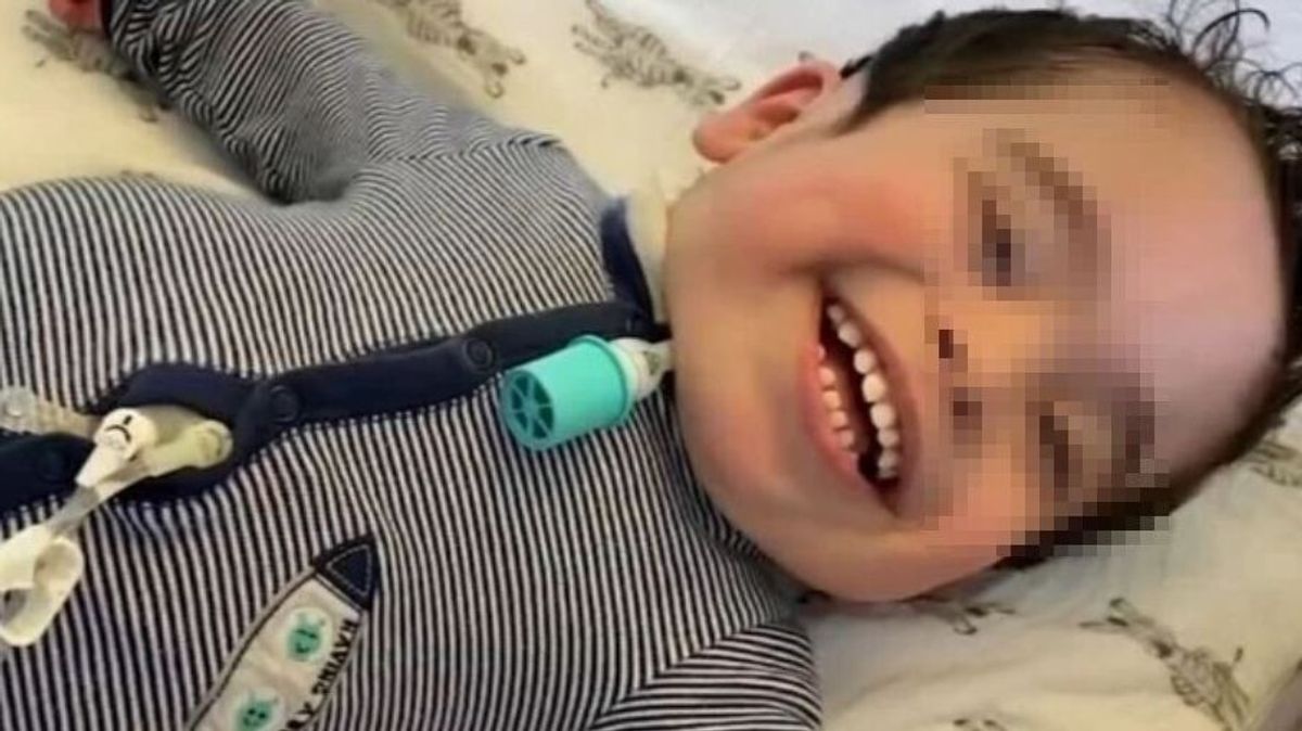 Un niño que pasó sus primeros 1.000 días de vida en hospitales se va a casa: "Es un milagro"