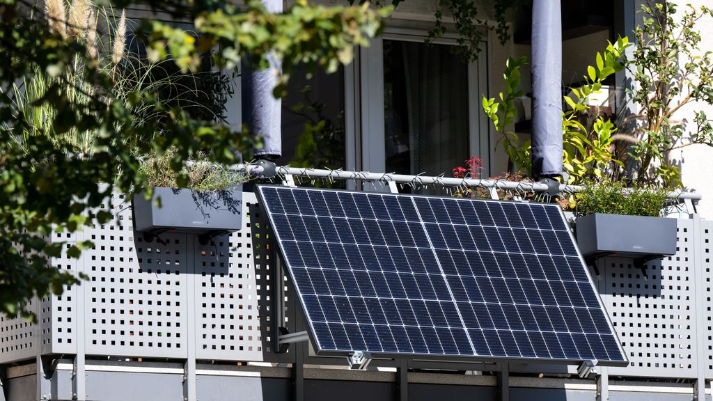 Una vivienda con placas solares instaladas en su terraza