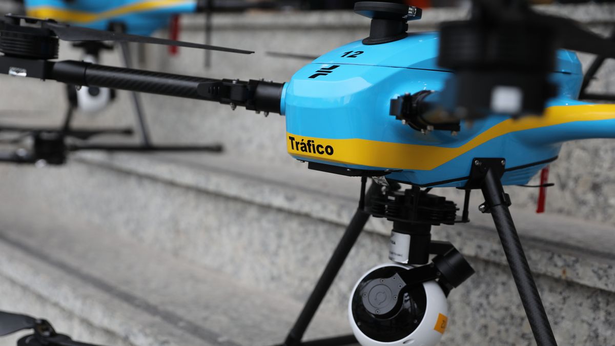 Así funcionan los drones de la DGT: ¿a qué distancia puede multarte?