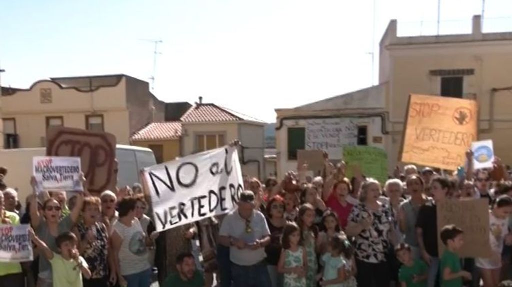 Dos personas agreden al alcalde de Salvatierra de los Barros en mitad de la polémica por el macrovertedero