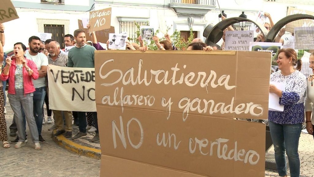 Dos personas agreden al alcalde de Salvatierra de los Barros en mitad de la polémica por el macrovertedero