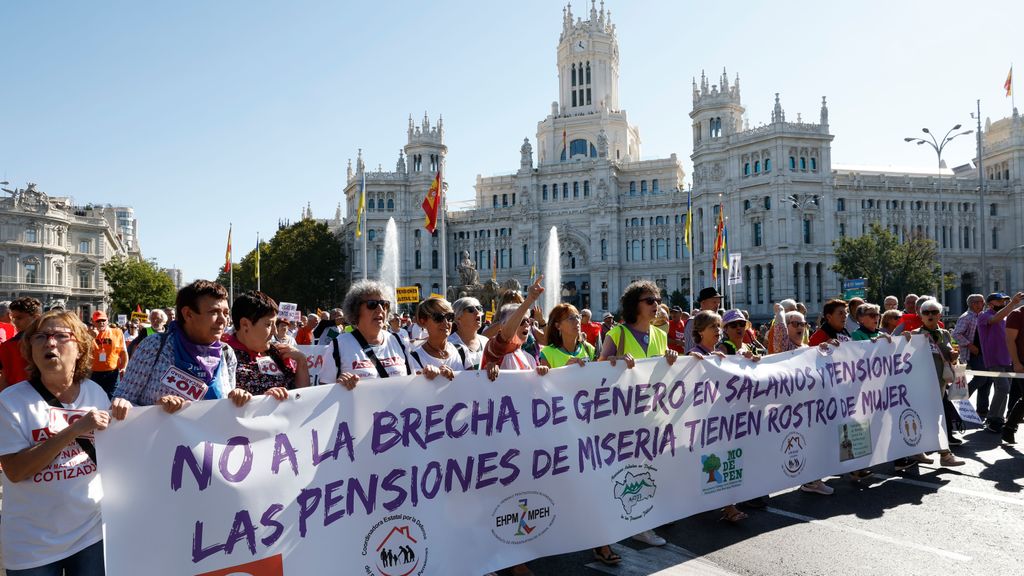 Miles de pensionistas defienden en Madrid las pensiones y salarios "dignos": "Pensión justa ya"