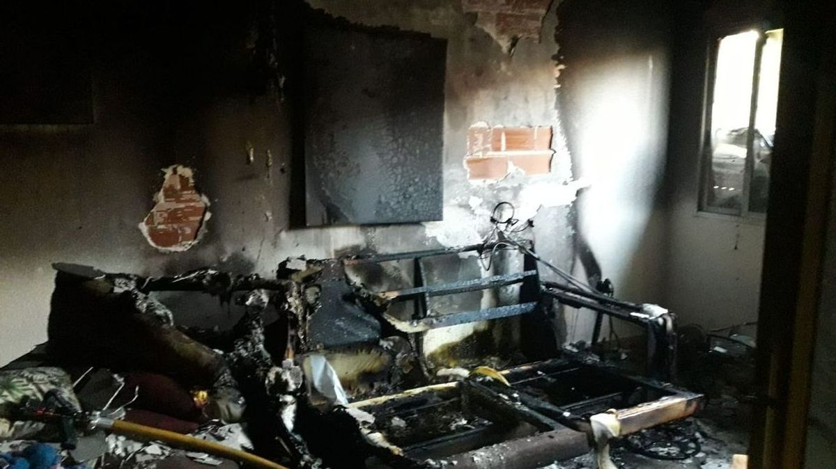 Rescatan con vida a una anciana atrapada en un incendio de una vivienda en Murcia