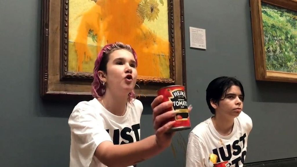 Las activistas que lanzaron sopa de tomate a un cuadro de Van Gogh, en libertad bajo fianza