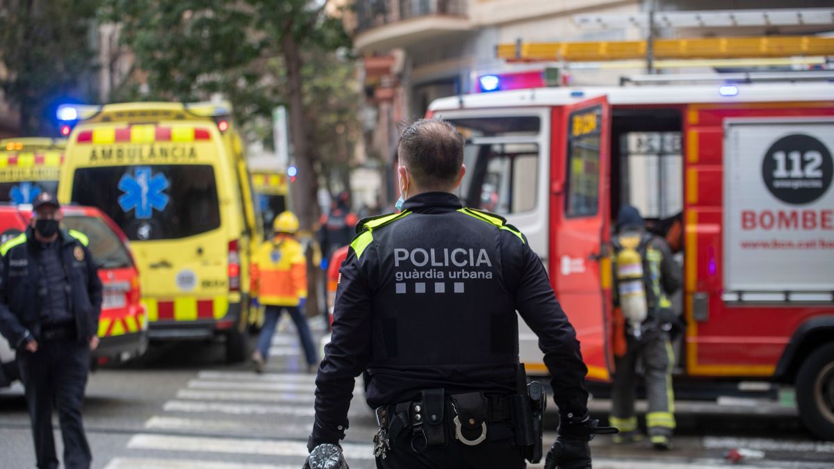 Muere el ocupante de un coche que chocó contra una ambulancia en Barcelona: hay otros 5 heridos
