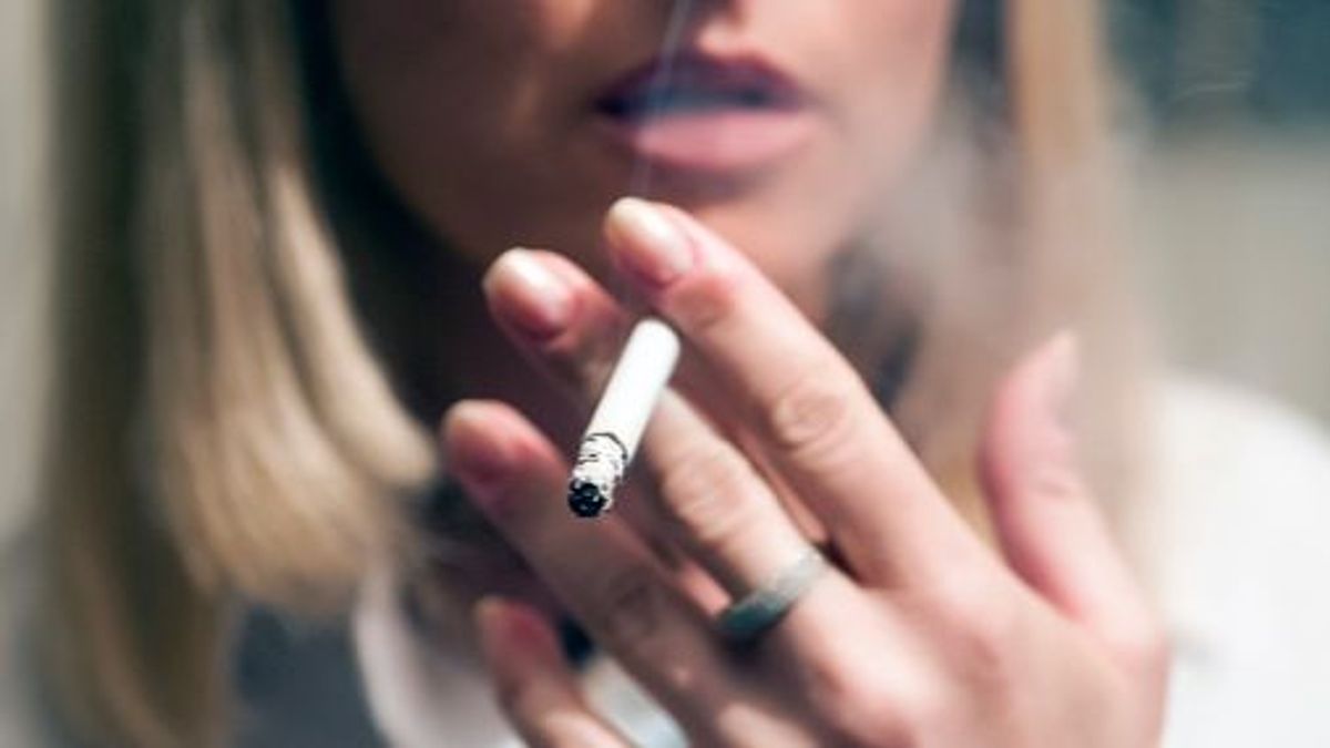 20221017 SOC MUJER FUMANDO 20221017 SOC MUJER FUMANDO