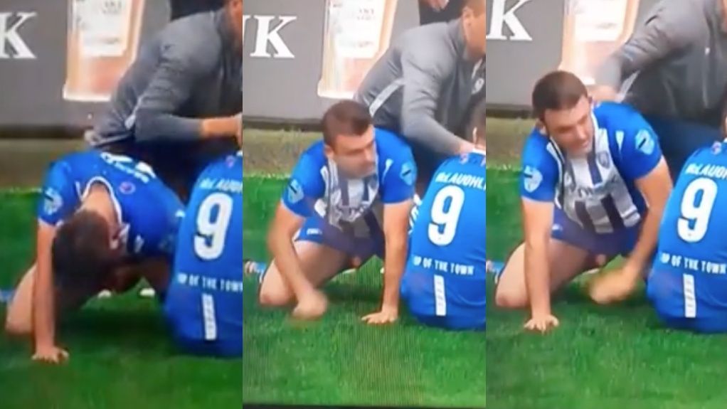 Eoin Bradley haciendo pis en el terreno de juego