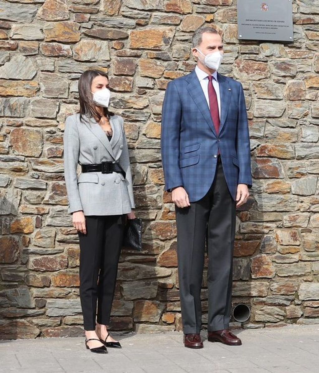 La reina Letizia deslumbra con un pantalón slim y zapatos de tacón trapecio