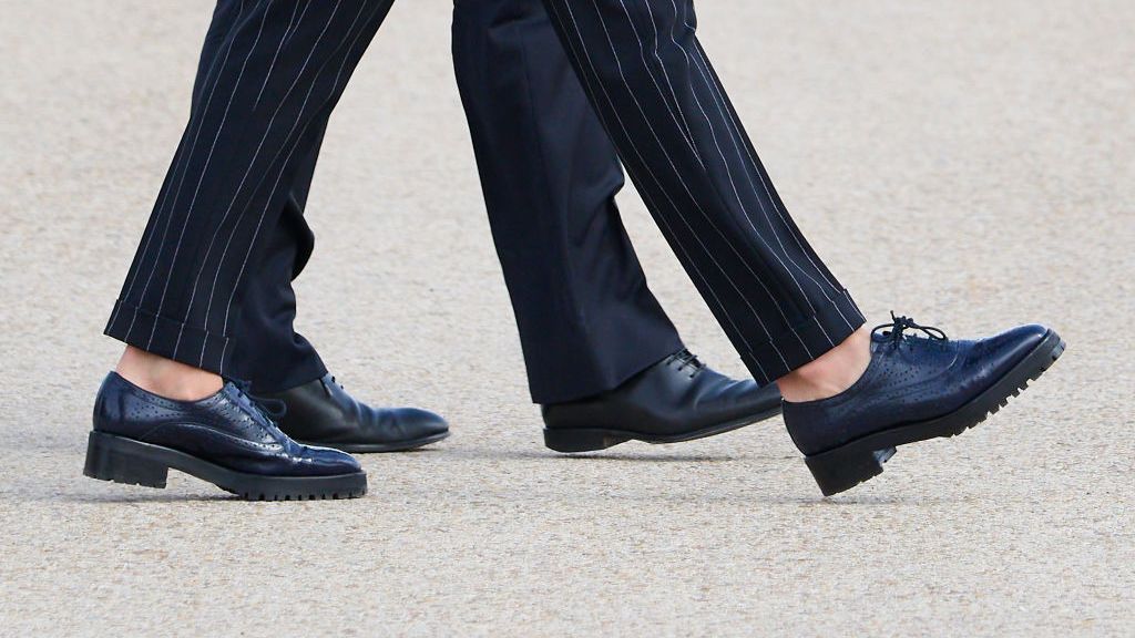 Los mocasines de la reina Letizia para viajar a Berlín: zapatos planos frente al neuroma de Morton