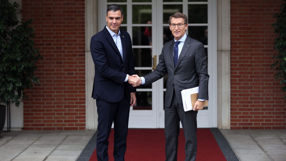 Pedro Sánchez y Alberto Núñez Feijóo se saludan en La Moncloa