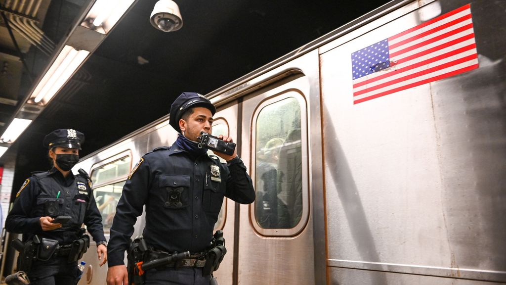 Autoridades neoyorquinas en el metro de Nueva York