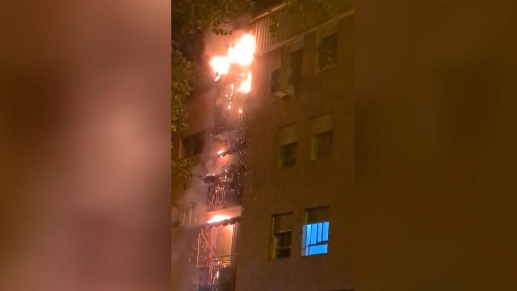 Los bomberos rescatan in extremis a los cinco miembros de una familia del incendio de su casa en Madrid