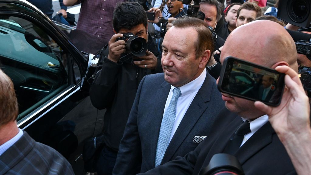 Kevin Spacey saliendo de los tribunales de Nueva York