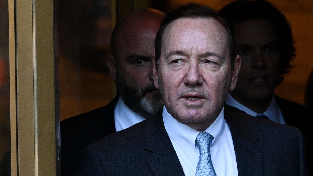 Kevin Spacey saliendo del juzgado de Nueva York