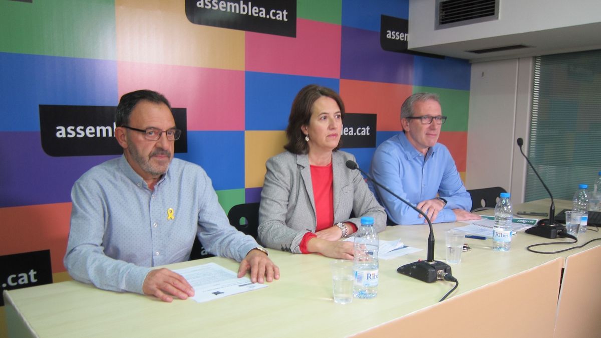 Los miembros de la ANC J.Vilella, E. Paluzie y D. Fernández durante la presentación de la campaña en 2018