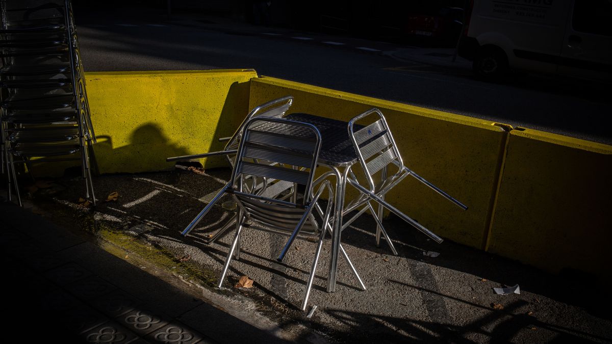 Terraza instalada en la calzada a raíz de la pandemia en Barcelona Terraza instalada en la calzada a raíz de la pandemia en Barcelona