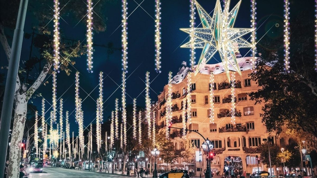 Alumbrado navideño en el Passeig de Gràcia de Barcelona Alumbrado navideño en el Passeig de Gràcia de Barcelona