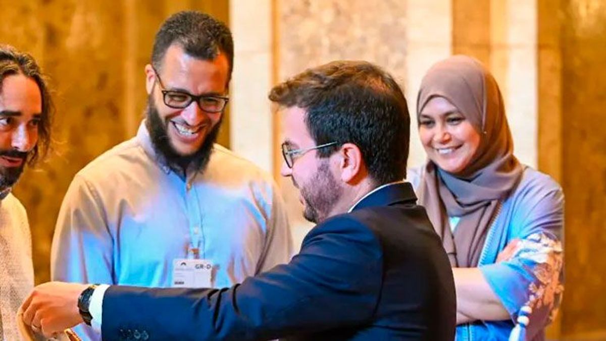 Aragonès, con Mohamed Said Badaoui, y otros diputados d'ERC Aragonès, con Mohamed Said Badaoui, y otros diputados d'ERC