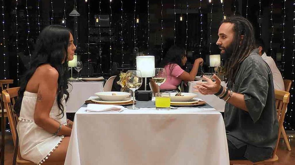 Azahara y Draco durante su cita en 'First Dates'