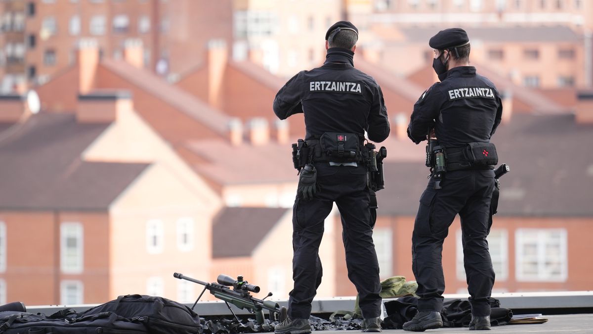 Dos agentes de la Ertzaintza Dos agentes de la Ertzaintza