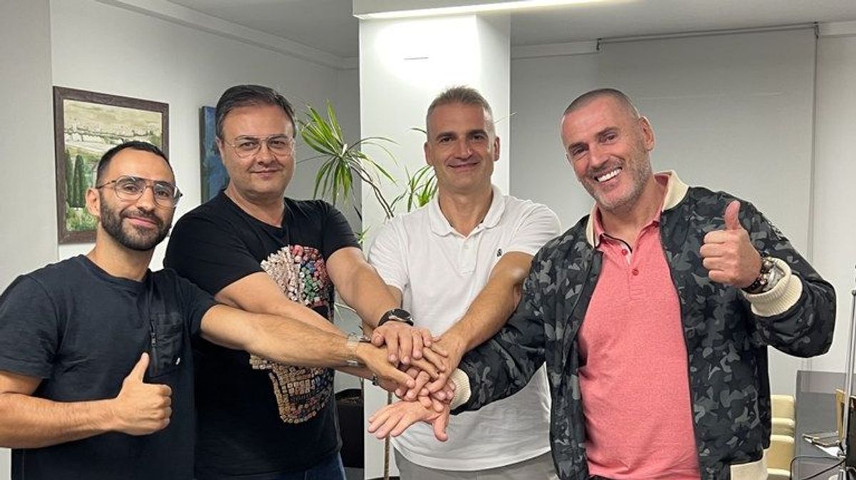 El alcalde de Premià de Dalt, Josep Triadó (Junts) junto al responsable de Desokupa Daniel Esteve El alcalde de Premià de Dalt, Josep Triadó (Junts) junto al responsable de Desokupa Daniel Esteve