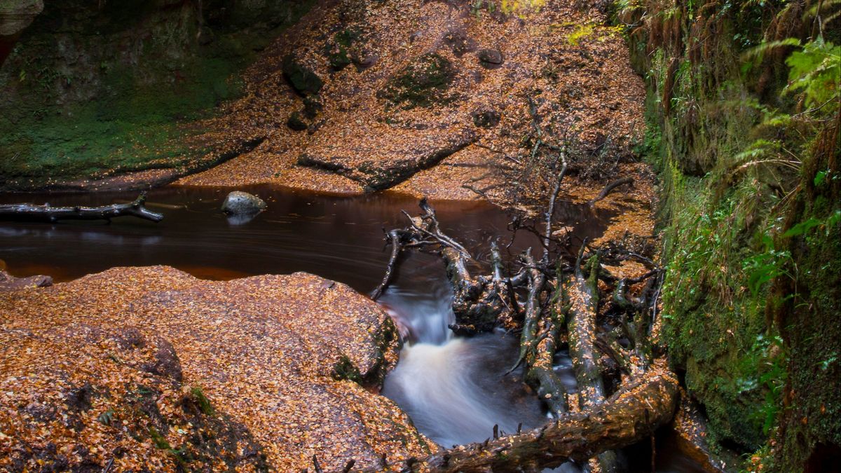 'El Púlpito del Diablo', el río de Escocia donde el agua tiene el color de la sangre