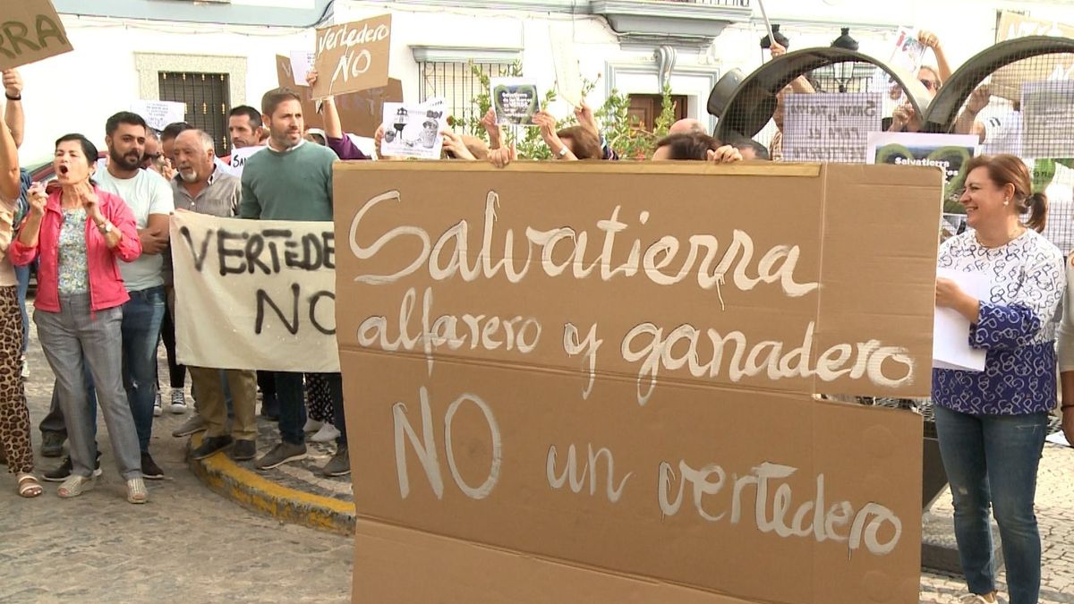 EuropaPress 4741578 vecinos salvatierra barros badajoz protesta contra macrovertedero