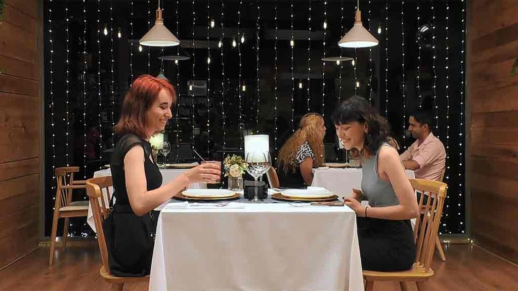 Flor y Laura durante su cita en 'First Dates'