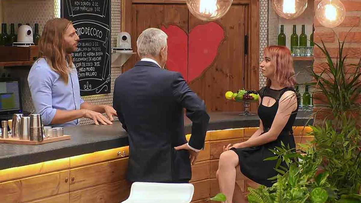 Matías sorprende a Flor con su pregunta en ‘First Dates’: “¿Qué bebes cuando buscas el amor?”