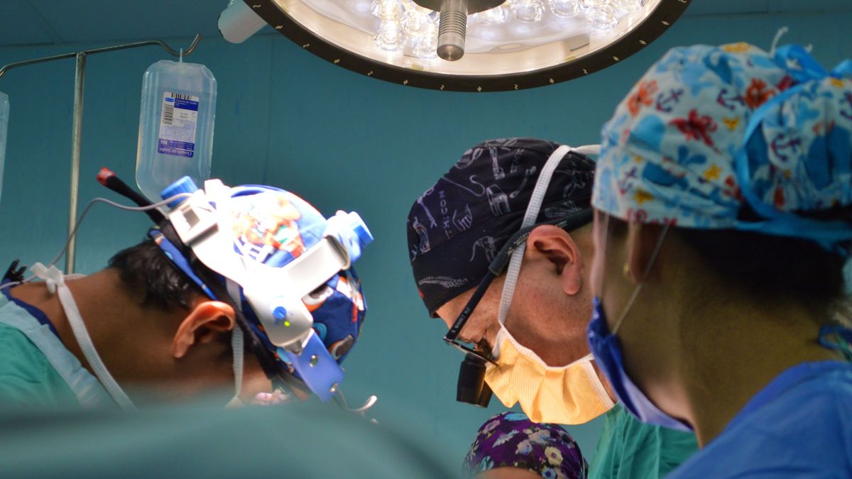 Médicos trabajan en una intervención quirúrgica