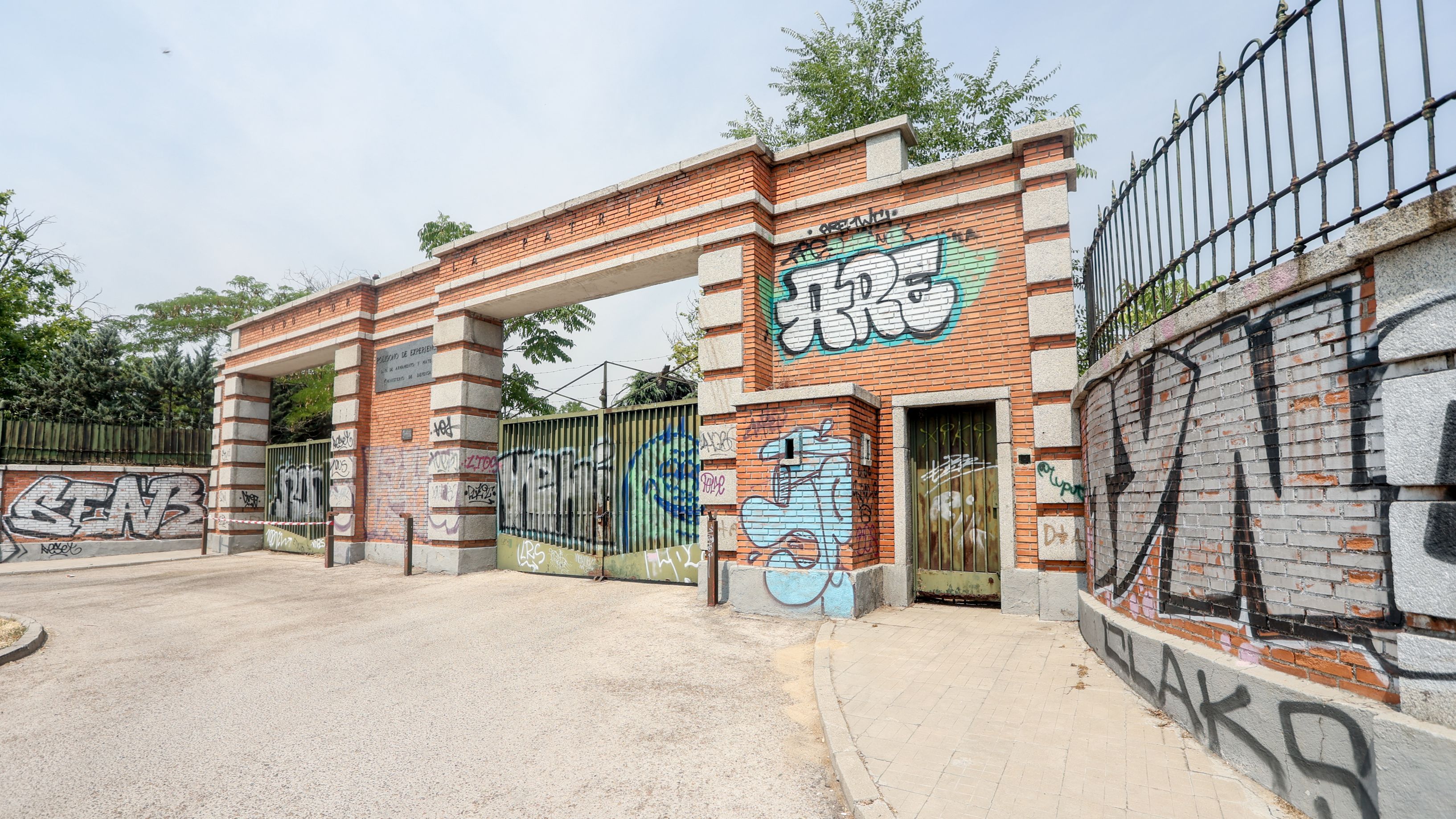 Uno de los cuarteles abandonados y que serán demolidos en la Operación Campamento